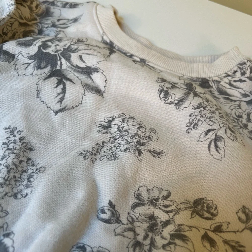 GAP Gray and‎ Cream Floral Sweatshirt With Ruffles Shoulders 12-18 Months